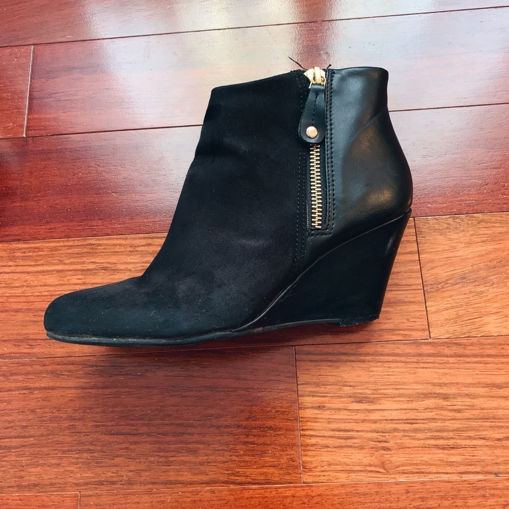 REPORT - Black Suede Booties Size 6 🦋
